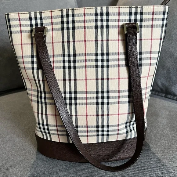 💕PRICE REDUCTION💕 Pre-loved! BURBERRY tote bag. - Picture 5 of 13
